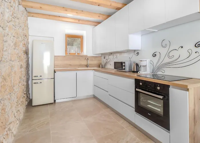 8 Bedroom Cozy In Prázdninový dům Tribalj (Primorsko-Goranska)