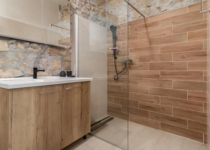 8 Bedroom Cozy In Prázdninový dům Tribalj (Primorsko-Goranska)