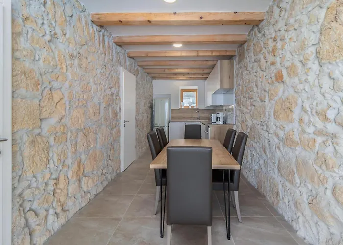 8 Bedroom Cozy In Prázdninový dům