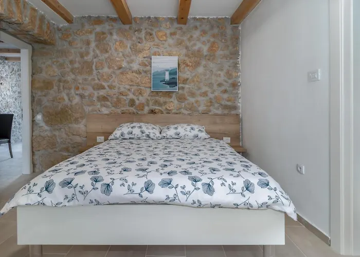 8 Bedroom Cozy In Prázdninový dům Tribalj (Primorsko-Goranska)