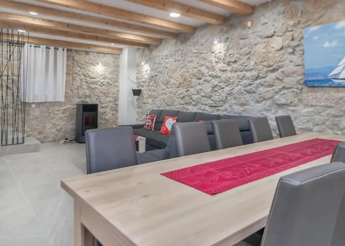 8 Bedroom Cozy In Prázdninový dům Tribalj (Primorsko-Goranska)