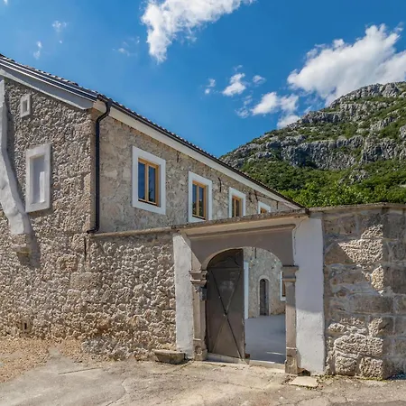 Cozy In With Outdoor Swimming Pool Casa vacanze