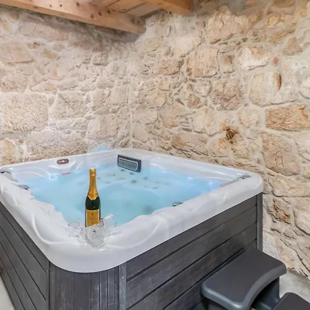 Cozy In With Outdoor Swimming Pool *
