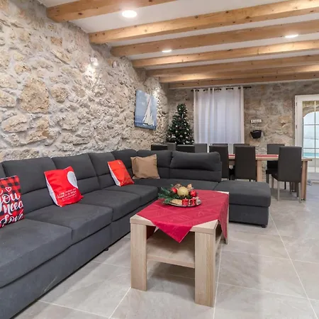 Cozy In With Outdoor Swimming Pool Casa vacanze