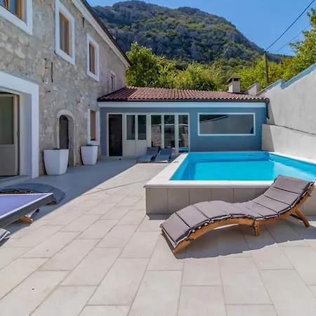 Cozy In With Outdoor Swimming Pool Casa vacanze *