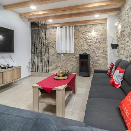 Casa vacanze Cozy In With Outdoor Swimming Pool Tribalj (Primorsko-Goranska)