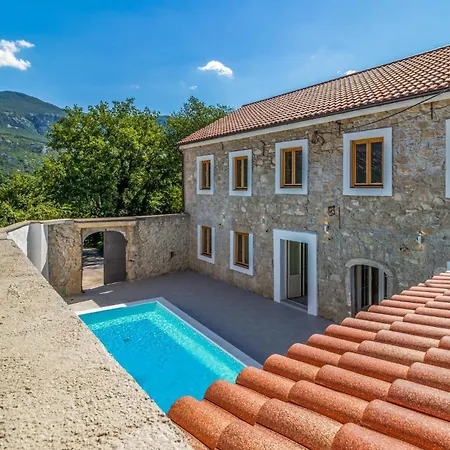 Casa vacanze Cozy In With Outdoor Swimming Pool