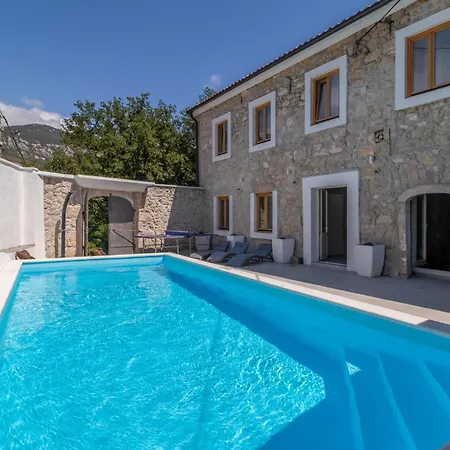 Cozy In With Outdoor Swimming Pool Casa vacanze *